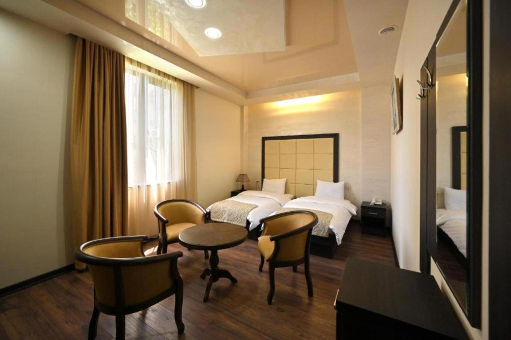 Partez Hotel Jerevan Buitenkant foto