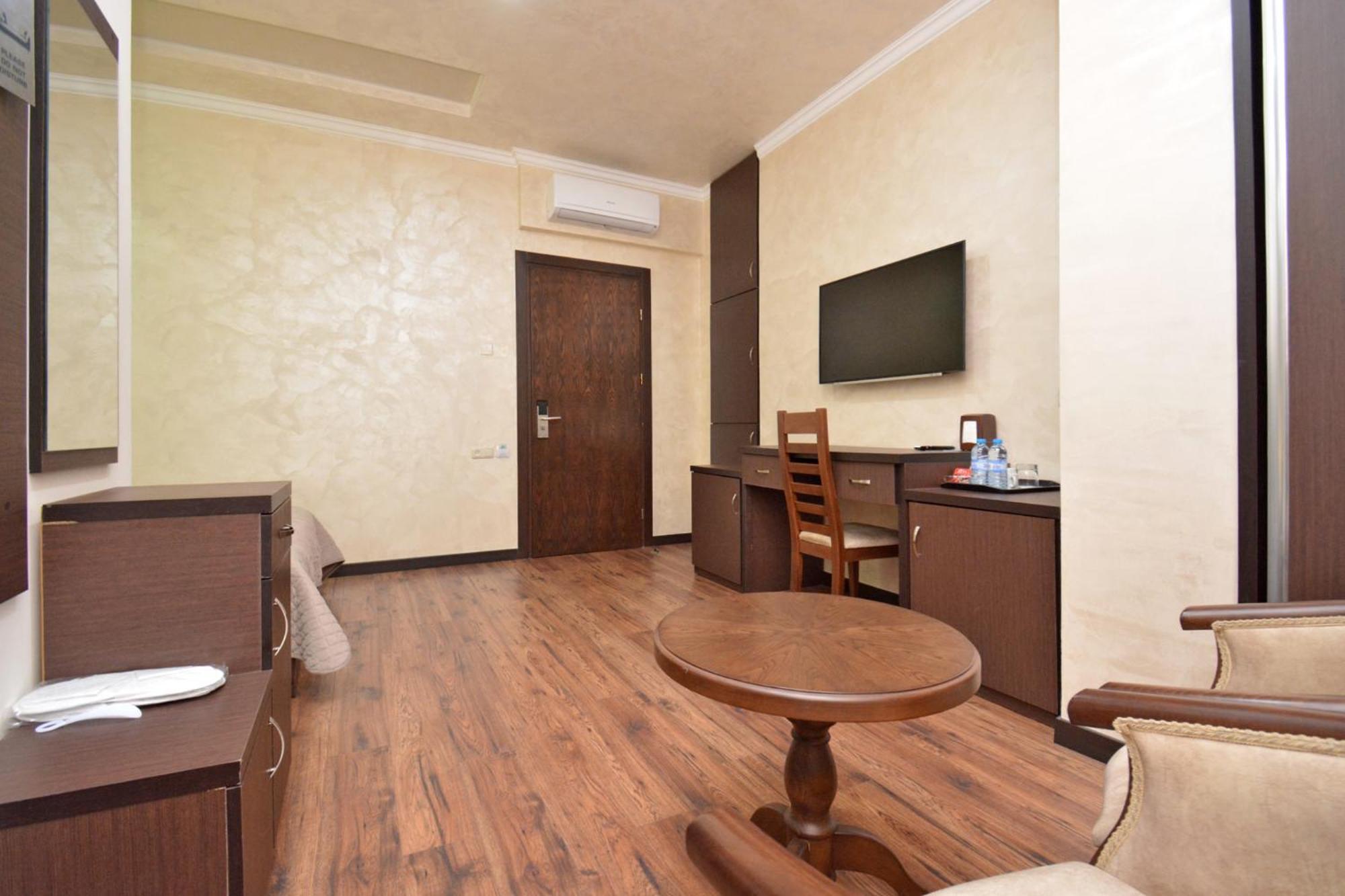 Partez Hotel Jerevan Buitenkant foto