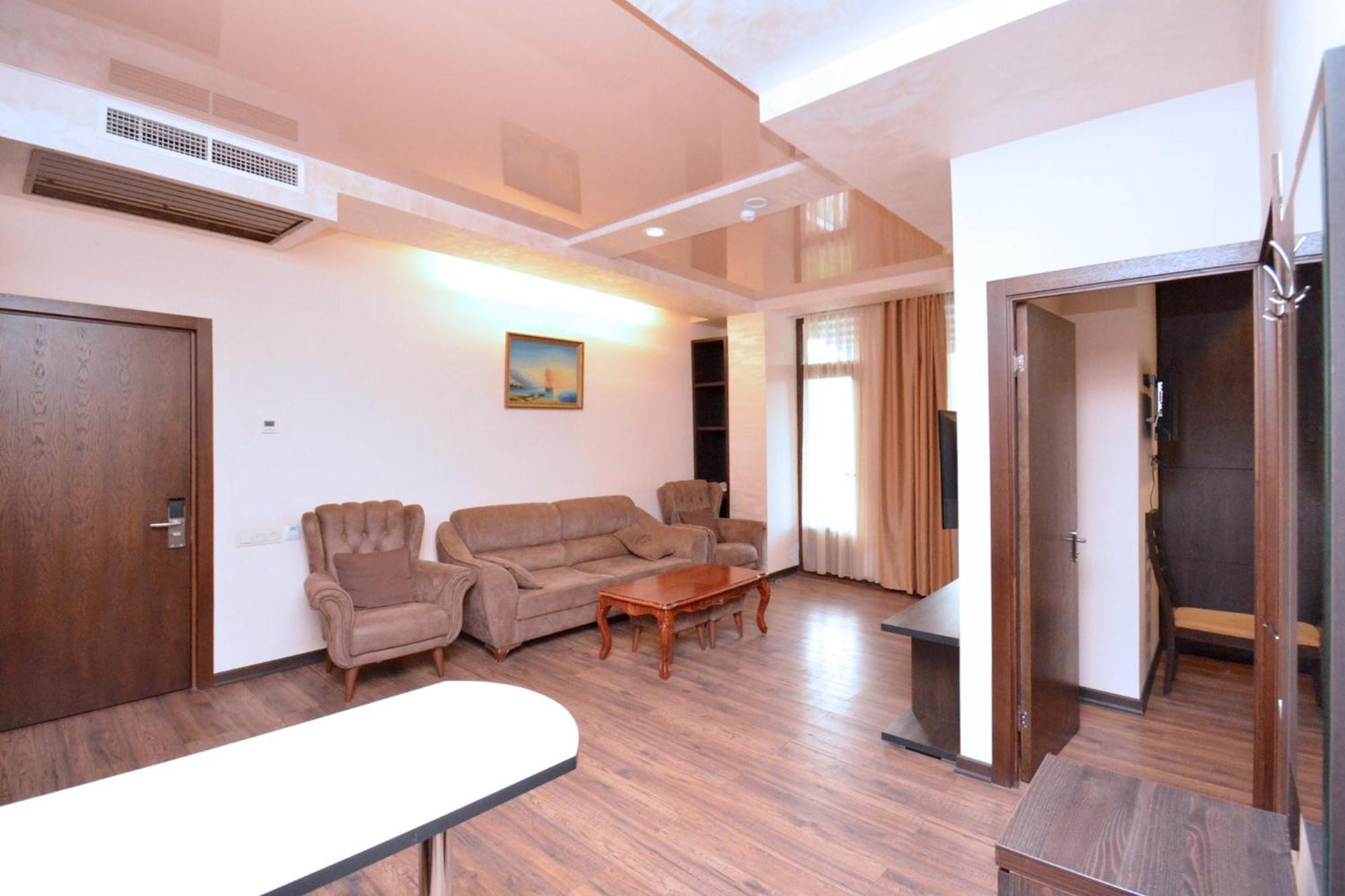 Partez Hotel Jerevan Buitenkant foto