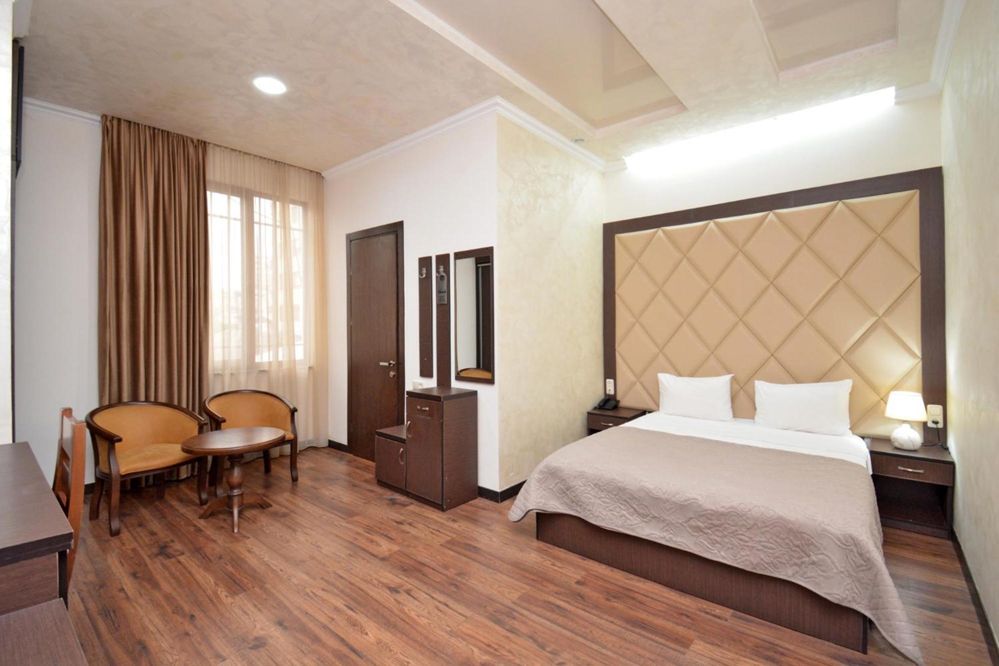 Partez Hotel Jerevan Buitenkant foto