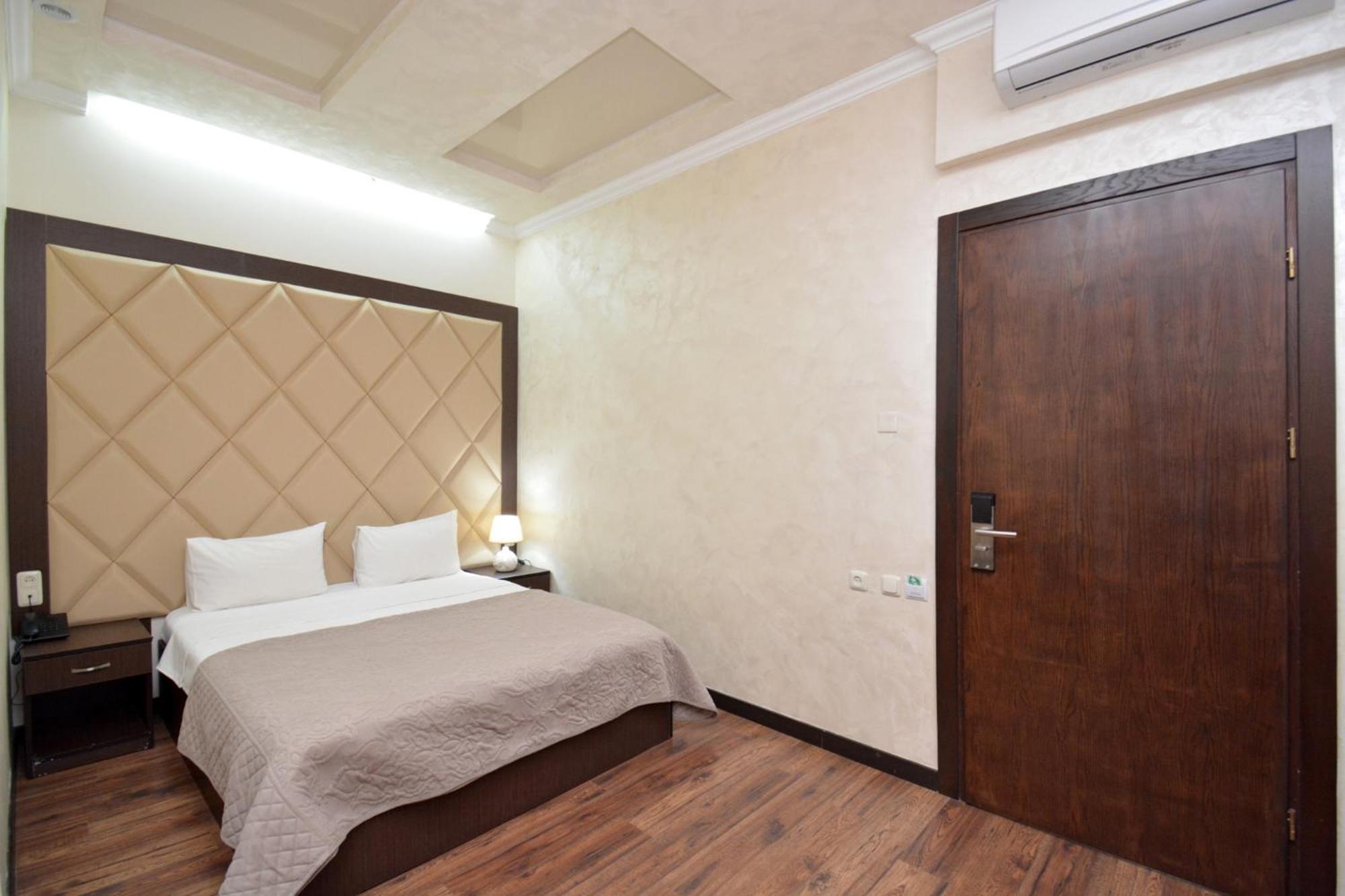 Partez Hotel Jerevan Buitenkant foto