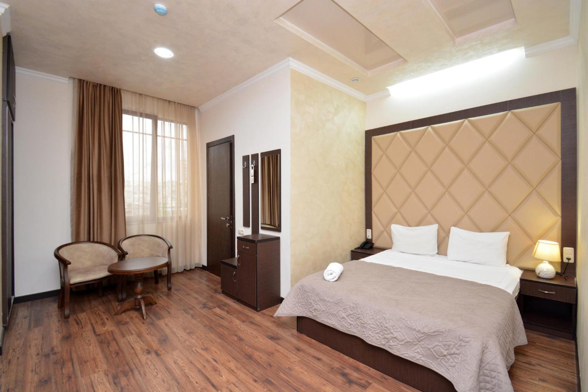 Partez Hotel Jerevan Buitenkant foto