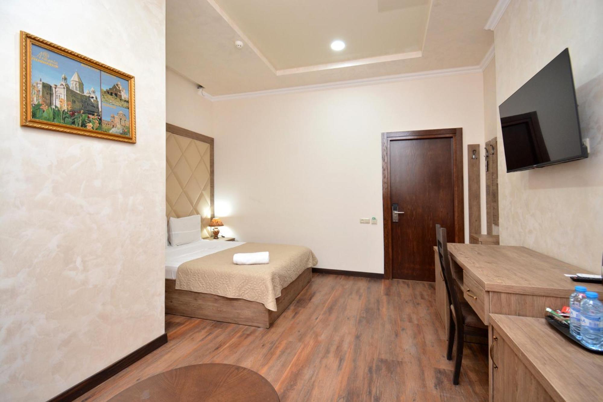 Partez Hotel Jerevan Buitenkant foto