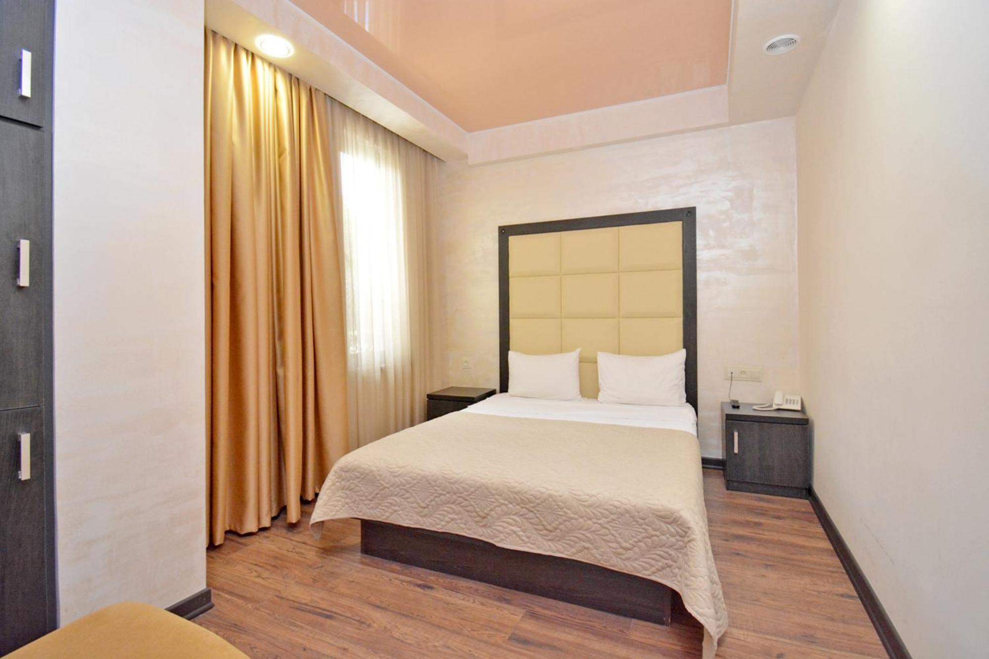 Partez Hotel Jerevan Buitenkant foto